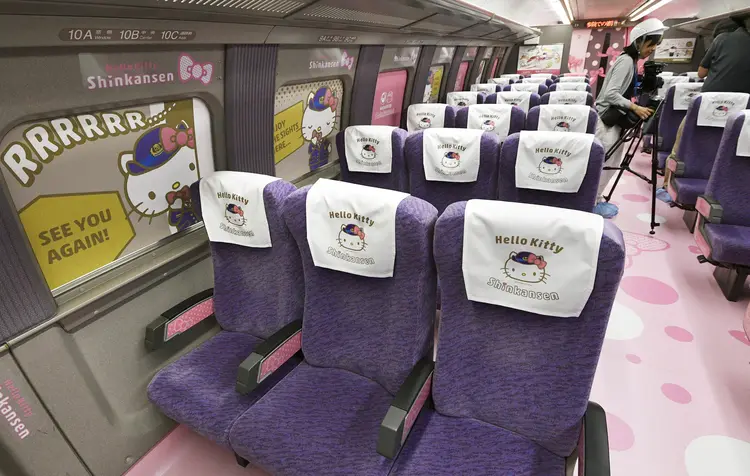 Trem da Hello Kitty: o trem também inclui uma loja repleta de produtos da famosa personagem japonesa (Kyodo/Reuters)