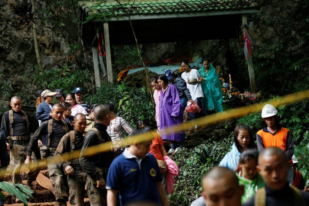 Buscas pelo treinador e 12 crianças continuam em caverna na Tailândia