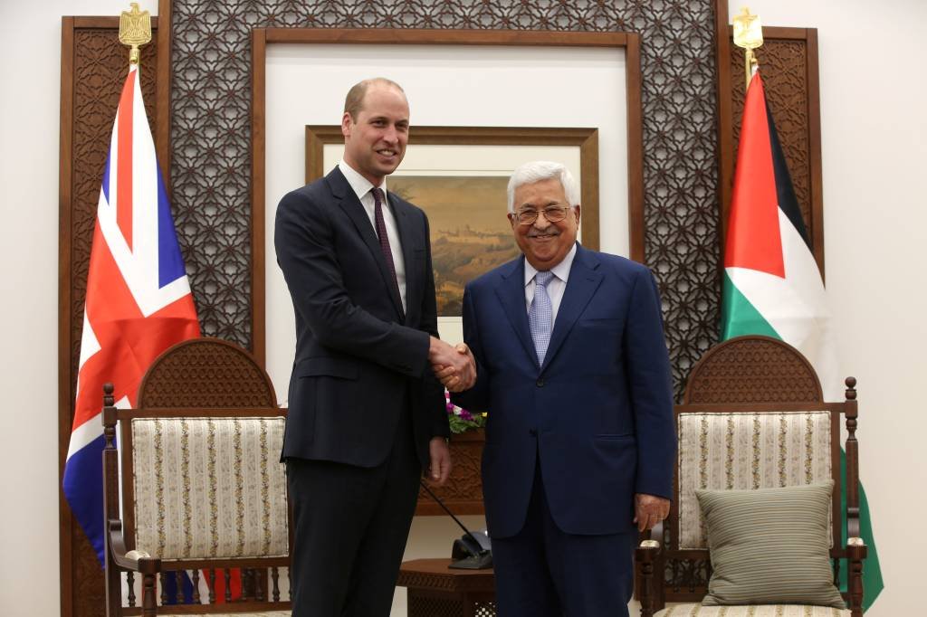Príncipe William inicia visita Palestina e se reúne com Abbas