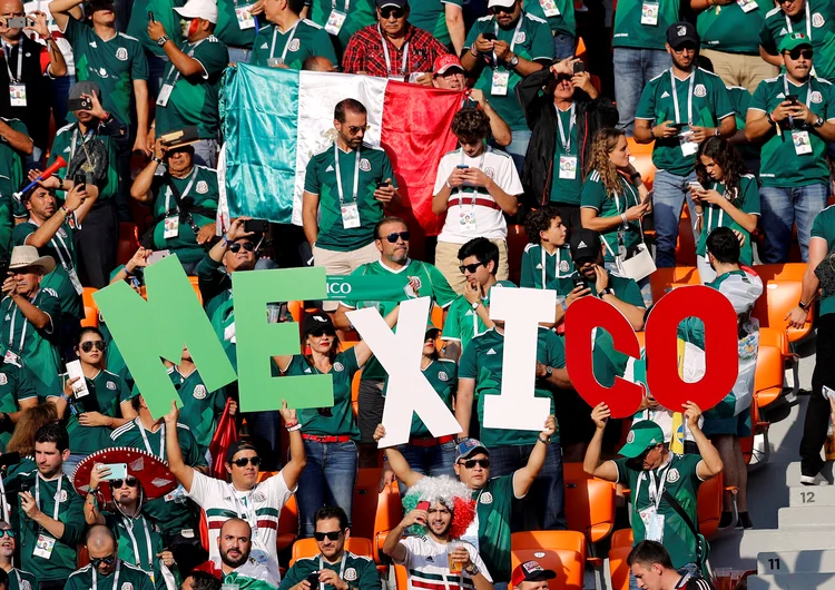 Torcedores mexicanos no estádio russo, durante a partida México x Suécia na Copa do Mundo (Darren Staples/Reuters)