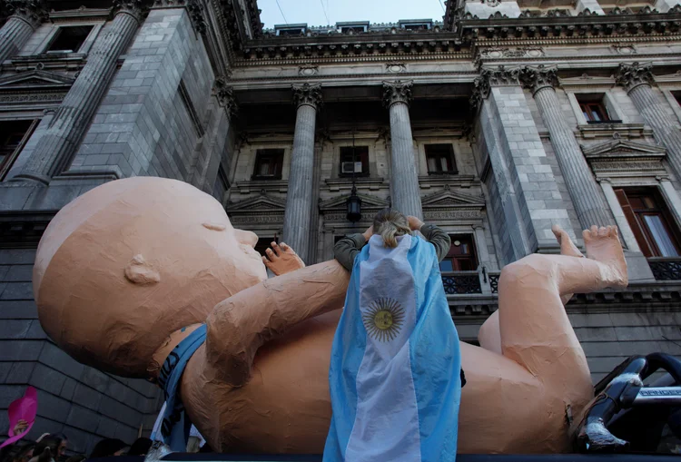 Argentina: legalização do aborto no país depende do voto de cerca de 20 senadores que ainda não revelaram se defendem ou não a lei (Martin Acosta/Reuters)