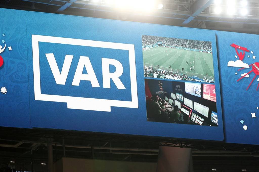 VAR: A falta de transparência nas decisões do VAR (Árbitro Assistente de Vídeo, em inglês) tem sido uma reclamação comum desde a sua criação, justamente em um Mundial de Clubes, na edição de 2016 (Sergio Perez/Reuters)