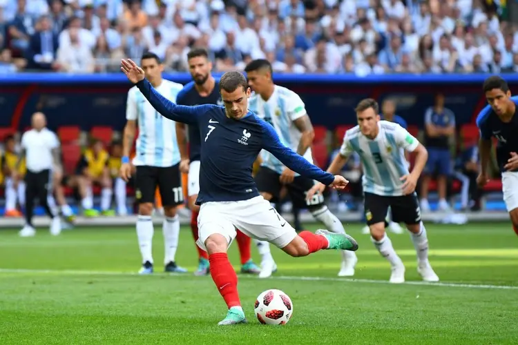 Antoine Griezmann marca primeiro gol da França contra a Argentina nas oitavas de final da Copa do Mundo (Dylan Martinez/Reuters)