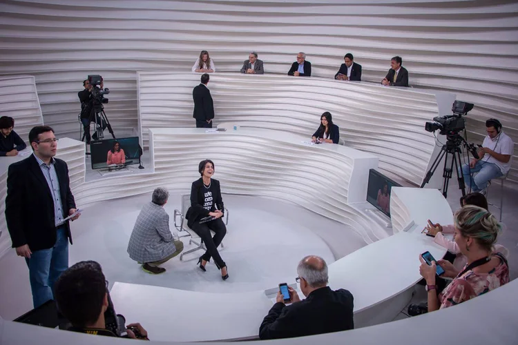 Momentos mais tensos da participação de Manuela D'Ávila, no programa "Roda Viva" desta segunda-feira, 25, ficaram por conta da participação de Frederico D'Ávila, coordenador de Jair Bolsonaro (Facebook/Reprodução)