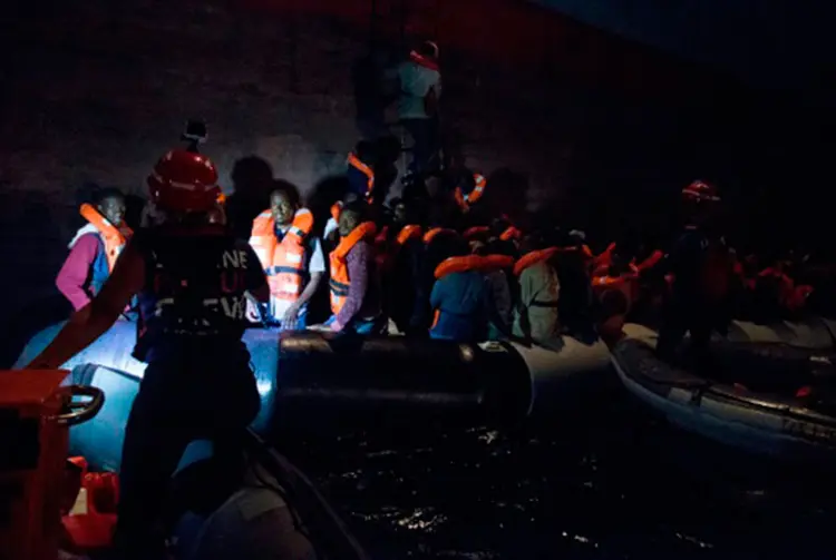 Imigrantes resgatados por porta-contêiner da Maersk Line em 23 de junho de 2018  (Danilo CAMPAILLA/AFP)