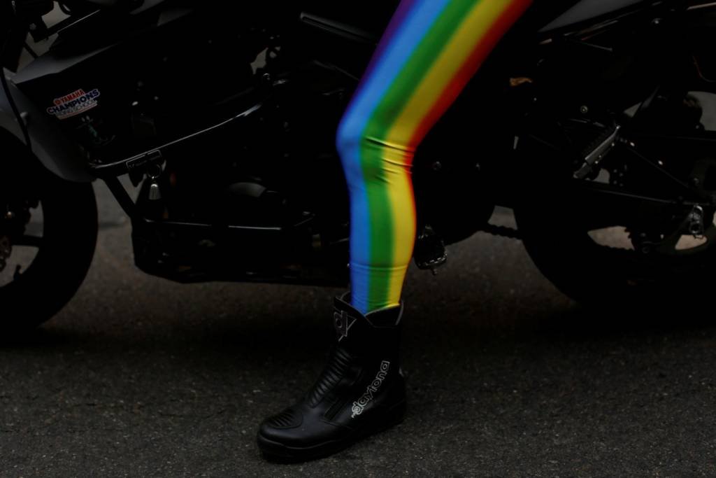 Paris instala faixa de pedestre com as cores da bandeira LGBTI