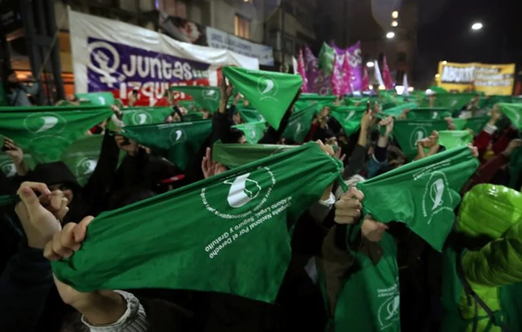 Argentina: manifestantes seguram lenços verdes que simbolizam a campanha pelo aborto legal, em Buenos Aires, no dia 31 de maio  (Marcos Brindicci/Reuters)