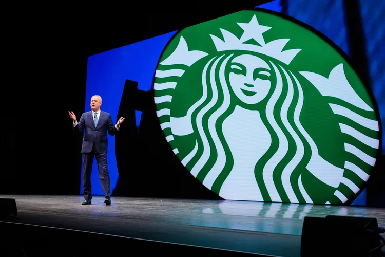 Kevin Johnson, Starbucks chief executive officer, speaks at the Starbucks Annual Meeting of Shareholders at McCaw Hall in Seattle on Wednesday, March 21, 2018.  (John Edwards, Starbucks) (John Edwards, Starbucks/Divulgação)