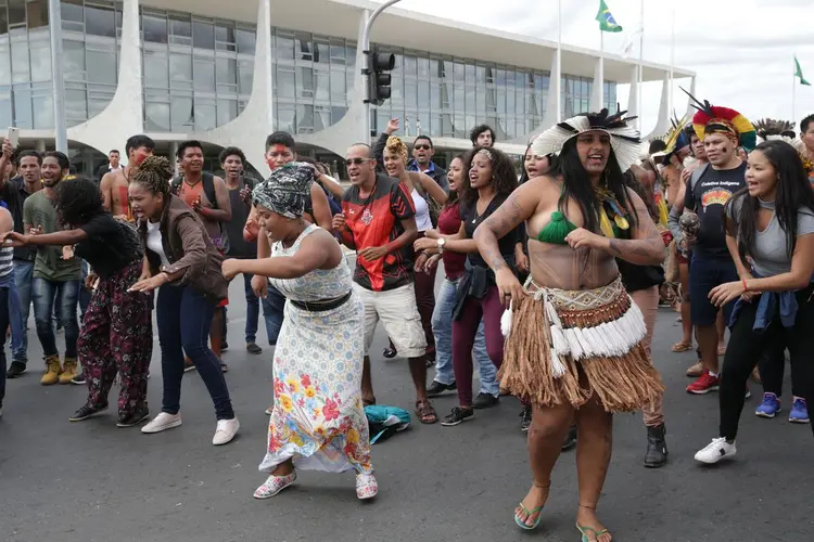 Estudantes, indígenas e quilombolas em frente ao Palácio do Planalto: medidas serão anunciadas às 15h pelo presidente Lula, (Antonio Cruz/Agência Brasil)