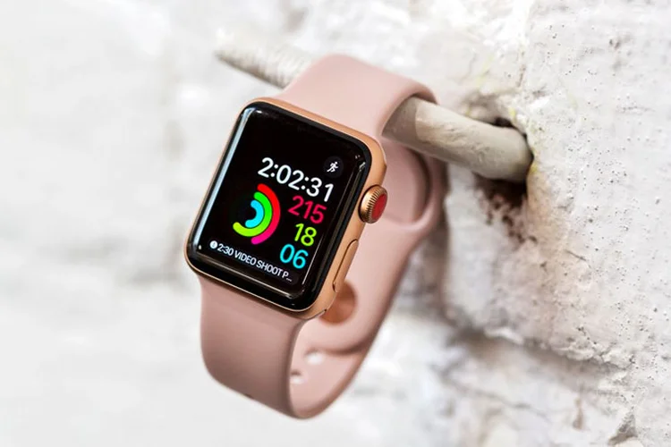 Apple Watch: aparelho pode servir como garantia de que usuário está por perto e tentando desbloquear o iPhone (Apple/Divulgação)