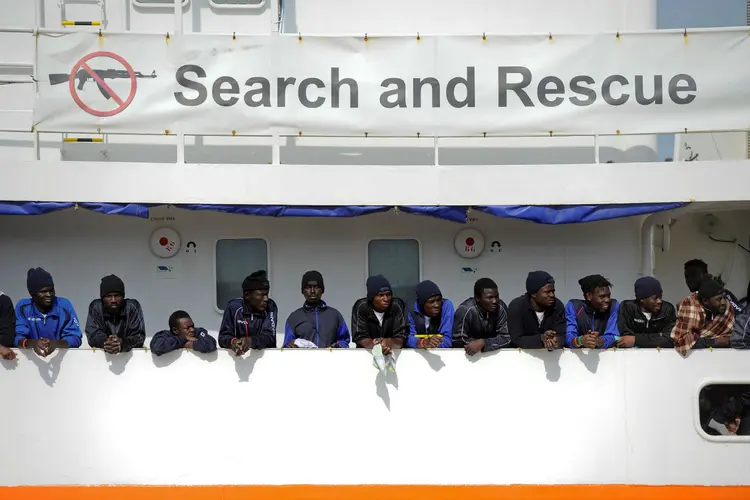 Embarcação Aquarius, que foi impedida de atracar na Itália: ocupado por imigrantes, navio tenta chegar à Espanha (Guglielmo Mangiapane/Reuters)