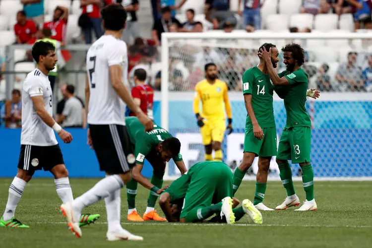 O jogo entra para a história pela quebra do recorde de jogador mais velho a disputar o torneio, com o goleiro egípcio Essam El-Hadary de 45 anos (Damir Sagolj/Reuters)