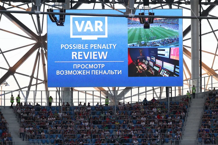 A Fifa e os defensores do VAR alegam que o sistema pode impedir grandes erros de arbitragem (Sergio Perez/Reuters)