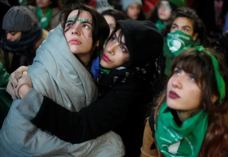 Argentina: manifestantes a favor do aborto assistiram à votação da lei, que durou mais de 23 horas (Martin Acosta/Reuters)