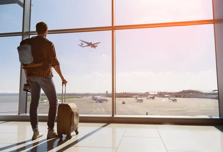 Homem em aeroporto: passagens aéreas caíram até 29% em relação ao ano passado (YakobchukOlena/Thinkstock)