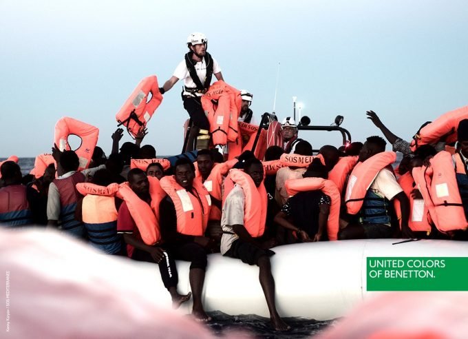 Benetton é criticada por propaganda com imagem de migrantes do "Aquarius"
