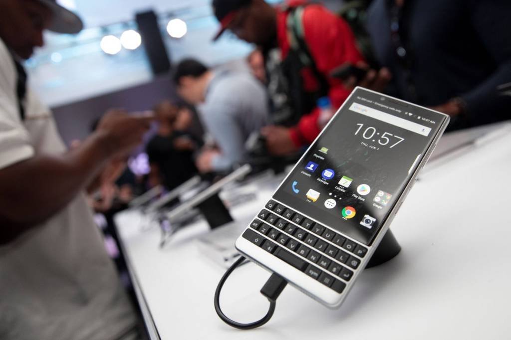 novo dispositivo, que inclui um teclado físico embaixo de uma tela de 4,5 polegadas e executa o sistema operacional Android (Mike Segar/Reuters)