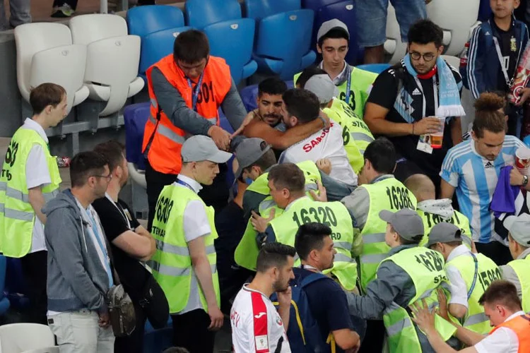 Confusão no estádio: torcedor croata levou socos de argentinos enquanto estava deitado no chão (Carlos Barria/Reuters)