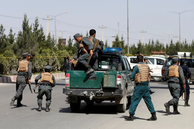 Policiais chegam a local de ataque em Cabul, no Afeganistão 30/05/2018 REUTERS/Mohammad Ismail (Mohammad Ismail/Reuters)