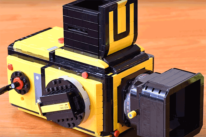 Fotógrafa cria câmera Hasselblad com peças de Lego