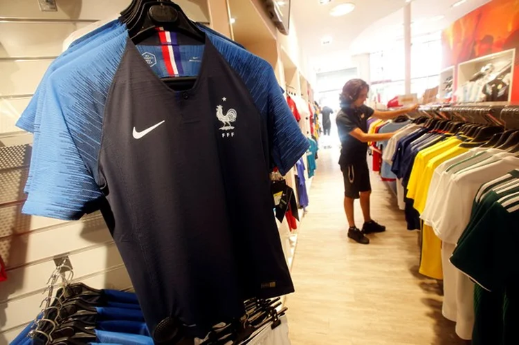 Vendas: as camisas da seleção francesa vão embora assim que chegam nas lojas (Jean-Paul Pelissier/Reuters)