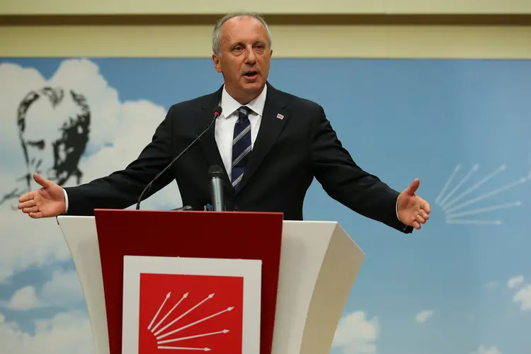 O principal candidato da oposição, Muharrem Ince, pediu que Erdogan pare de comportar-se como o secretário-geral de seu partido e governe para toda a Turquia (Umit Bektas/Reuters)