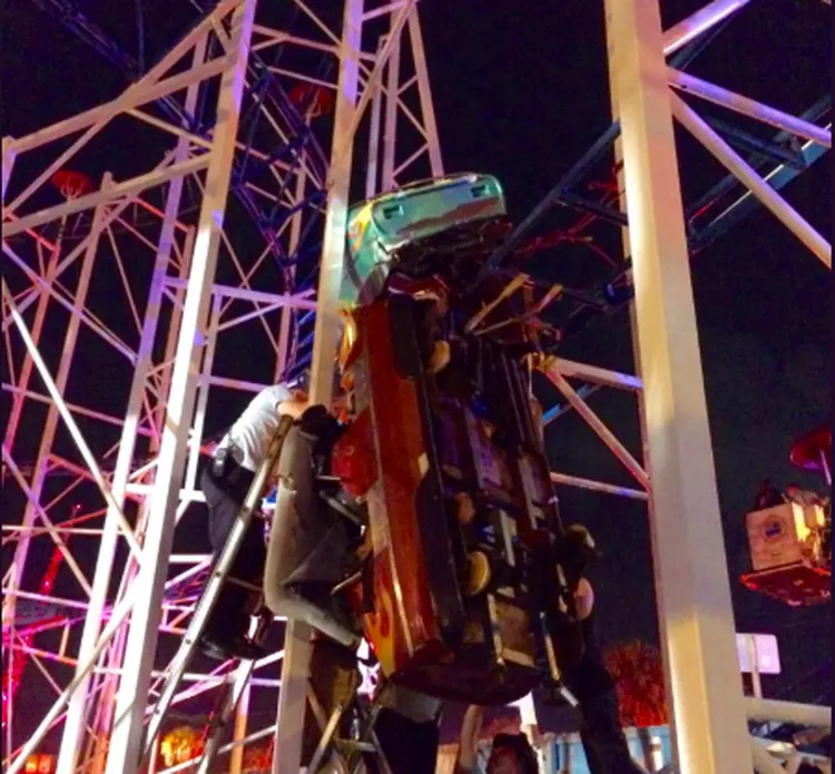 Descarrilamento: outros dois passageiros ficaram pendurados no brinquedo e foram resgatados por bombeiros (Departamento de Bombeiros de Daytona Beach/Reprodução)
