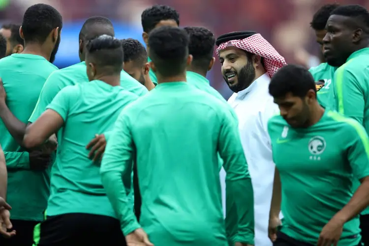 Ministro dos Esportes da Arábia Saudita, Turki Al Sheikh, visita o time do seu país durante o treino  (Carl Recine/Reuters)