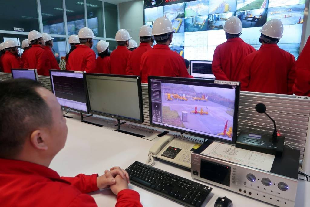 FILE PHOTO: Employees look at screens at a command centre in Xiangguosi gas storage depot run by China National Petroleum Corp (CNPC), in Chongqing, China March 18, 2018. REUTERS/Chen Aizhu/File Photo (Chen Aizhu/Reuters)
