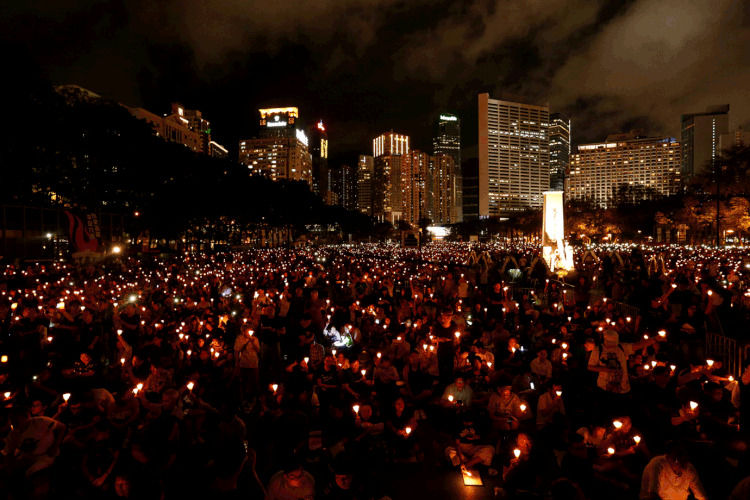 Mais de 115 mil pessoas participaram a da vigília no Parque Victoria, em Hong Kong (Reuters)