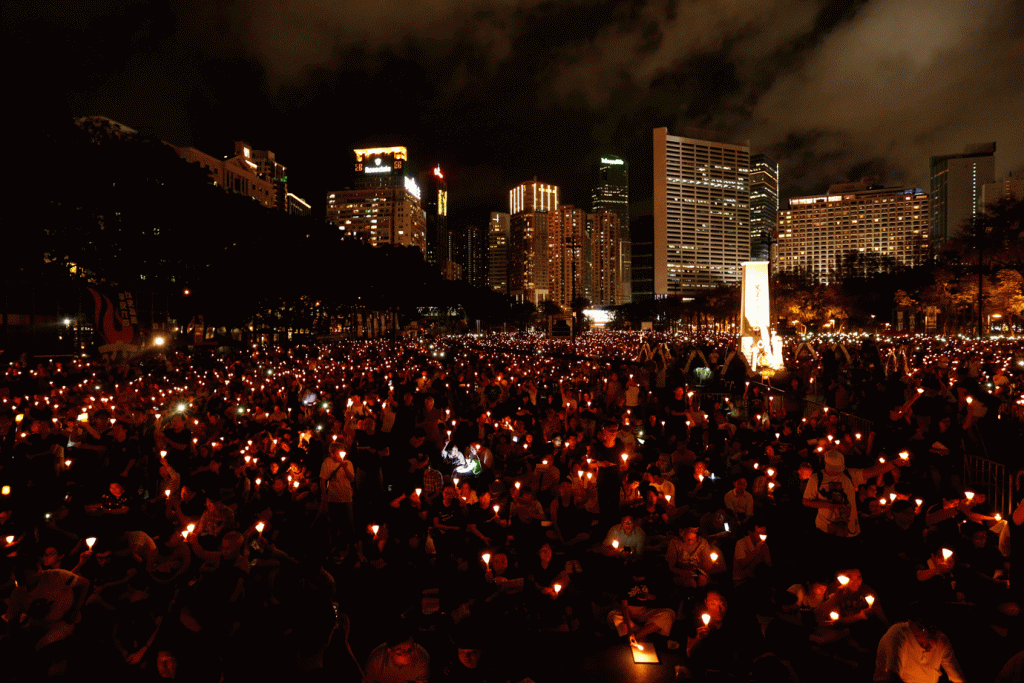 Milhares protestam em Hong Kong para lembrar mortes em Tiananmen