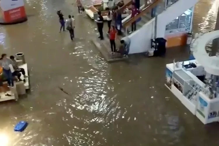 A tempestade também causa ondas de 1 a 3 metros de altura no litoral de Baja California Sur (INSTAGRAM/@GERRYLOZZ/Reuters)