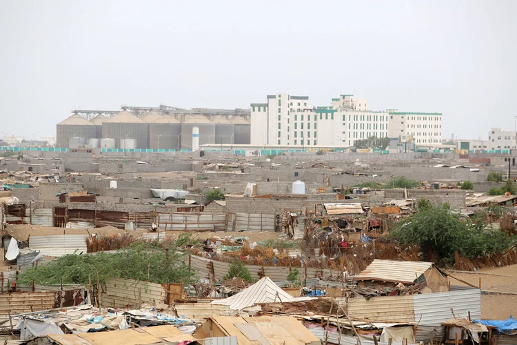 A cidade é o é o principal ponto de entrada das importações e da ajuda humanitária no Iêmen (Abduljabbar Zeyad/Reuters)