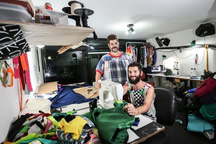 Proprietários da Coletivo de Dois Daniel (xadrez) e Hugo (camiseta branca) na loja da marca: negócio fica na Galeria Ouro Fino, na rua Augusta, em São Paulo (Flávio Florido / Ricardo Yoithi Matsukawa - ME/Jornal de Negócios do Sebrae/SP)