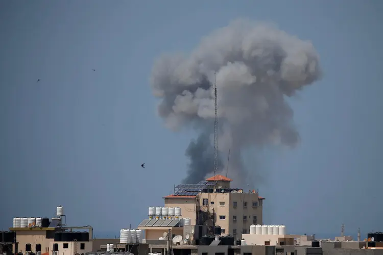 Fumaça é vista em Gaza após ataque áereo de Israel  (Suhaib Salem/Reuters)