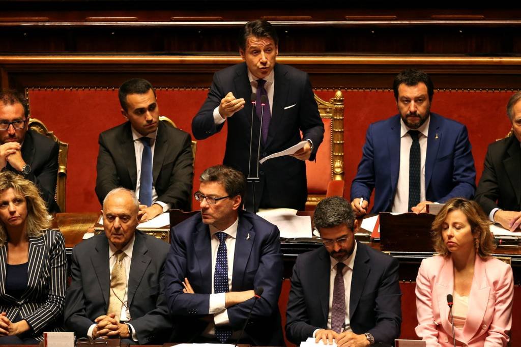 Conte apresenta sua política "populista" ao Senado da Itália