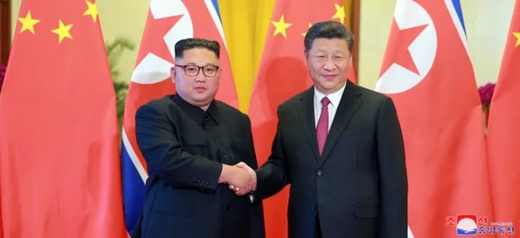 Líder da Coreia do Norte, Kim Jong Un, e presidente da China, Xi Jinping, em Pequim, em foto divulgada em 20 de junho de 2018 (KCNA/Reuters)