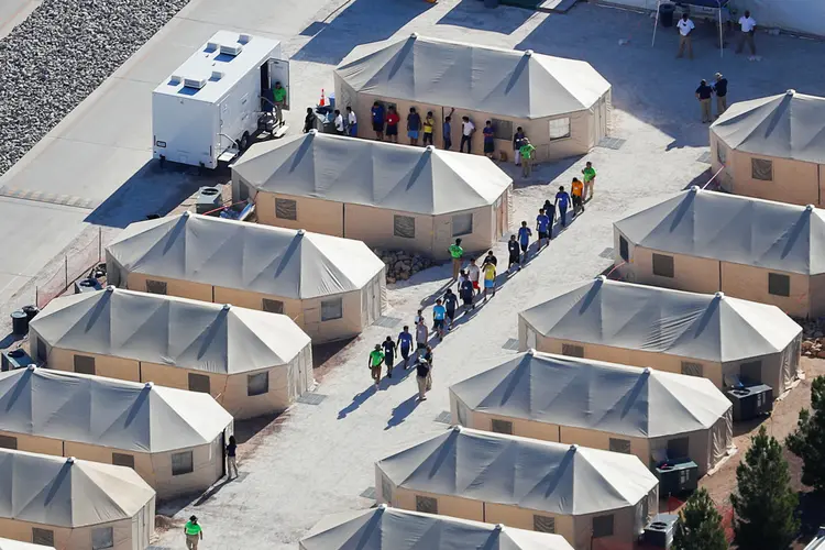 Acampamentos: Prefeito de NY lembrou que, só nesta semana, soube que sua cidade tem instalação que abriga 239 crianças (Mike Blake/Reuters)