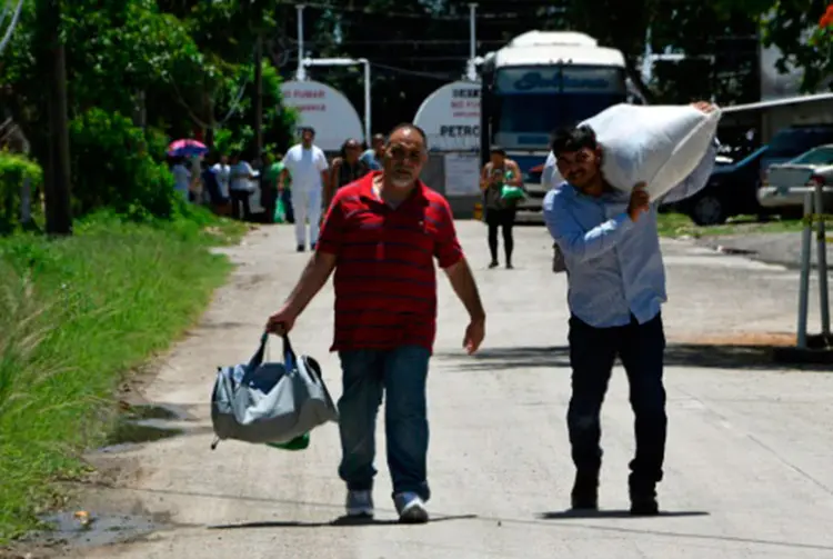 Imigrantes ilegais deportados dos Estados Unidos chegam em 22 de junho de 2018 no aeroporto de San Pedro Sula (ORLANDO SIERRA/AFP)