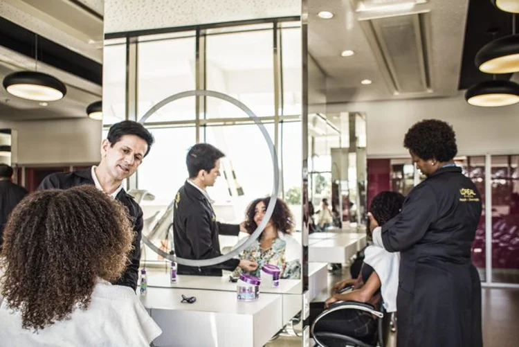 Salão de beleza do centro de pesquisa da L’Oréal no Rio de Janeiro: diversidade de produtos | Aline Massuca / 