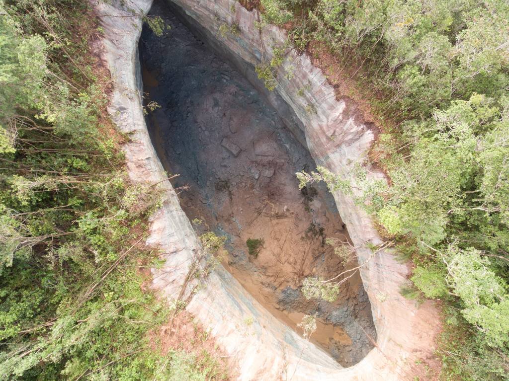 Cratera de 45 metros de profundidade é descoberta na Bahia