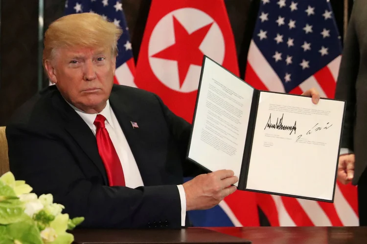 Donald Trump e documento assinado por Kim Jong Un em cúpula em Singapura (Jonathan Ernst/Reuters)