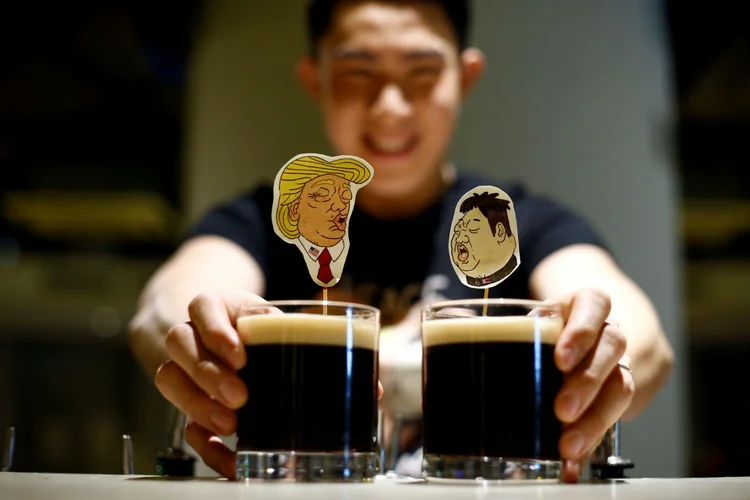 Drinks decorados para cúpula Trump x Kim: relação entre os líderes foi uma montanha-russa de emoções (Feline Lim/Reuters)