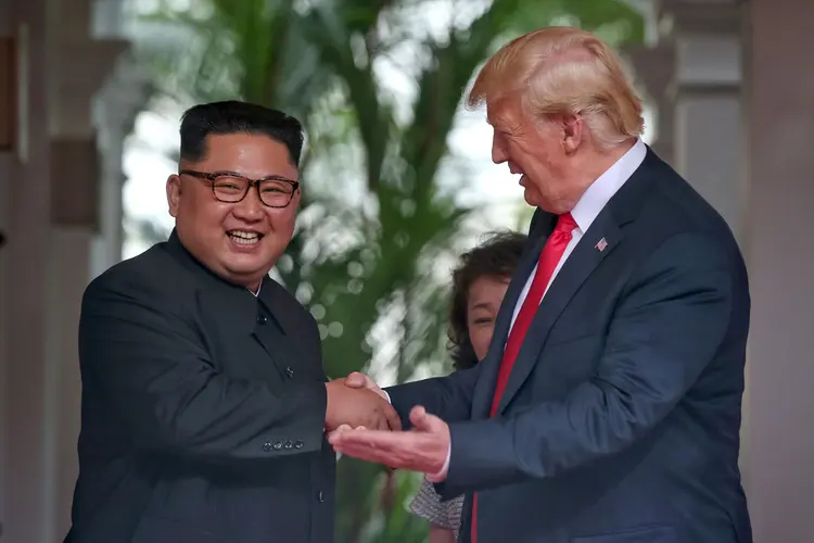 O líder norte-coreano, Kim Jong-un, e o  presidente dos EUA, Donald Trump: eles realizaram no dia 12 de junho uma reunião histórica (Kevin Lim/The Straits Times/Reuters)