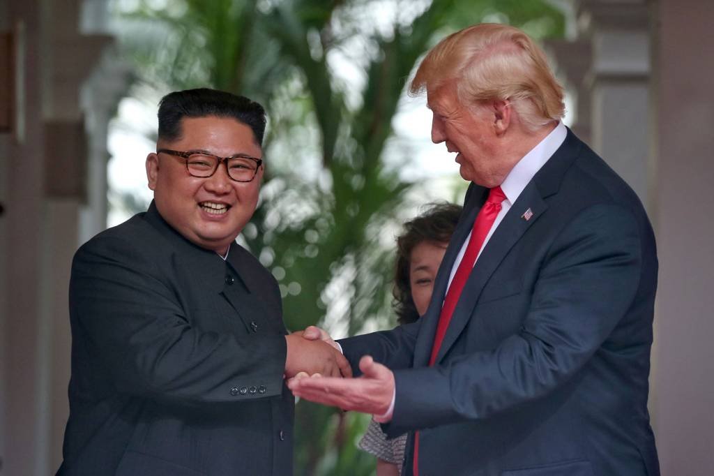 Sul-coreanos param para acompanhar cúpula entre EUA e Coreia do Norte