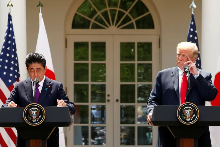 Trump e Abe: presidente americano se encontrou com o premiê japonês para discutir a Coreia do Norte (Kevin Lamarque/Reuters)