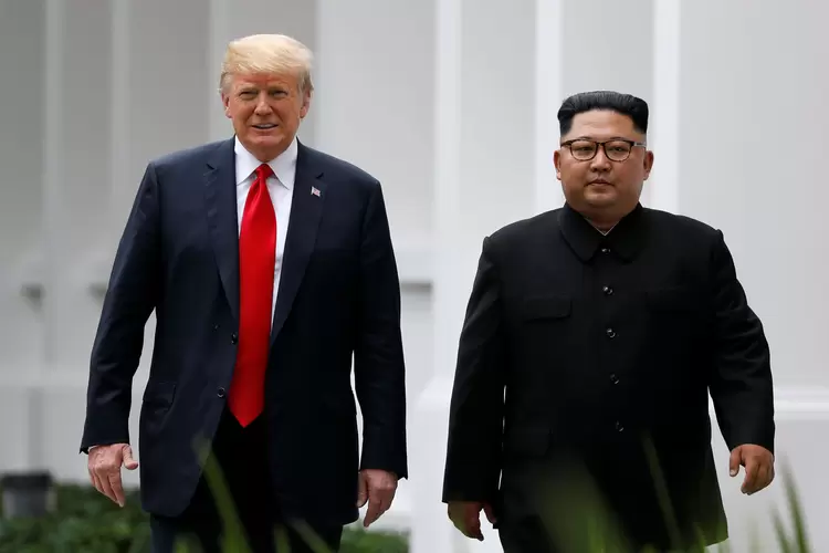 Presidente dos EUA, Donald Trump, e o líder da Coreia do Norte, Kim Jong-un, durante cúpula em Singapura (Jonathan Ernst/Reuters)