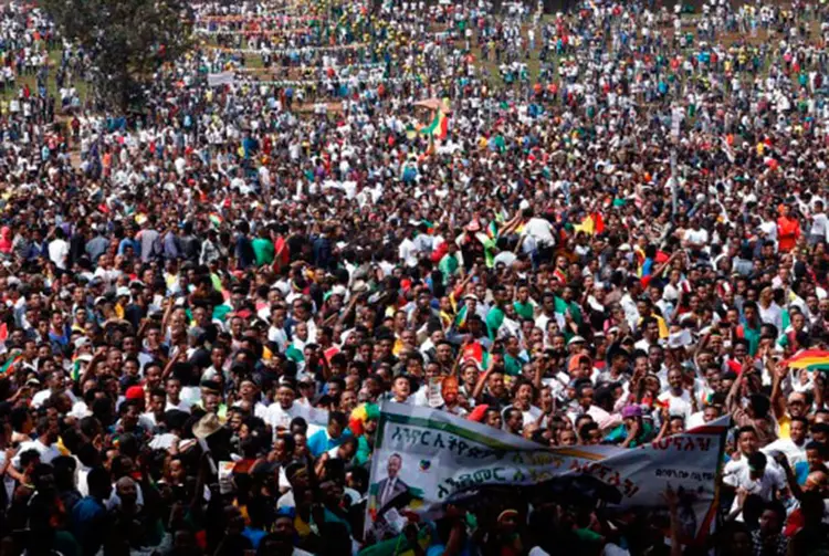 Etíopes lotam praça Meskel em Addis Ababa para comício do primeiro-ministro Abiy Ahmed (Yonas TADESE/AFP)