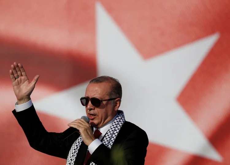 ERDOGAN EM DISCURSO NO DIA 18: economia cresce, mas está cada vez mais difícil pagar a conta de grandes projetos de infraestrutura com a lira desvalorizada  / Murad Sezer -/File Photo/ Reuters