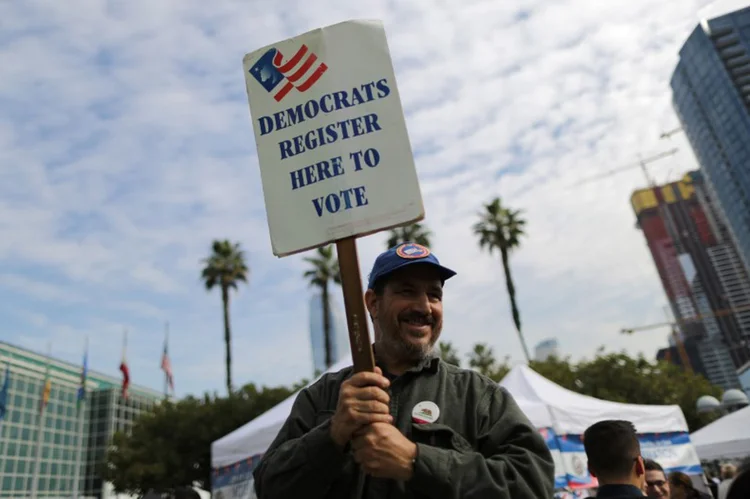 O grande número de candidatos democratas gerou o risco de dividir os votos do partido, mas também ameaçava eliminar o republicano John Cox da disputa pelo governo estadual (Lucy Nicholson/Reuters)